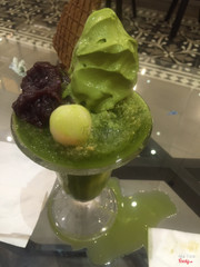 Matcha parfait mau tan, ăn ko kịp, rất bừa bộn :'(