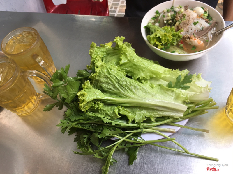 Hủ tiếu nước và rau 