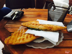 Ngay mặt đường khâm thiên,biển màu vàng quảng cáo khá nhiều loại bánh mì nhưng nổi nhất của quán là bánh mì tôm👍🏼 bánh loại nhỏ nên khj ép qua máy mỏng lại ăn rất giòn,thơm. Nhân là tôm băm nhưng k rõ vị như mình tưởng tượng,nhuyễn quá nên chả cảm nhận đc mẩu tôm nào cả😂 nhưng có mùi tàu thái nhỏ cho vào ăn cùng khá đặc biệt, phải nói là rất thơm và hợp. Quán bán từ 11h trưa đến 9h tối nên nhiều khj mình muốn mua ăn sáng mà k đc. Vì bánh rất nhỏ nên mình thấy chỉ hợp để ăn sáng,ăn chơi,ăn cho vui mồm thôi chứ k thay thế được cho bữa chính😂 chiều chiều dân công sở đói có thể gọi cái này ăn là hợp lí này. 25k /1c là hơi đắt nhưng nếu tôm thật 100% thì okie🤔