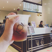 Black tea macchiato và quầy order của Koi