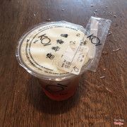 Black tea macchiato với dao nhựa nhỏ kèm theo để rạch miệng ly theo hướng dẫn để dùng thứ nước uống này đúng cách Koi