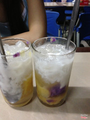 Chè Huế. Đến quán Mì Hà Lan không ăn mì cũng có thể ăn chè Huế. Lúc này là 10k/ ly