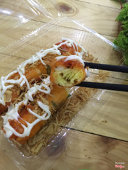 Bánh tráng cuốn sốt bò cay