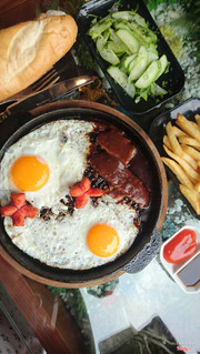 Bánh mì chảo ốp la