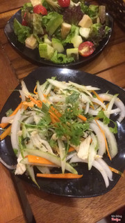 Salad gà xé phay + gà nướng sốt chanh leo (cực thích hợp cho người thích ăn chua) 