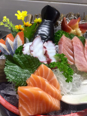 Sashimi khá tươi ngon, không gian quán khá ấm cúng, tuy chưa chuyên nghiệp lắm nhưng giá cả hợp lý!