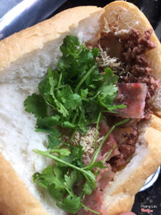 bánh mì bate đầy đủ 12k