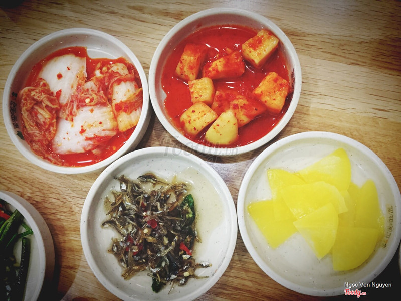 Đồ ăn kèm: kim chi, củ cải, rau muống, cá khô...: free, xin thoải mái hen