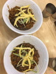 Mỳ ngon nhưng cho vào bát to nên trông hơi ít. Giá cũng đắt hơn 1 chút mấy hàng phía Ngọc Khánh