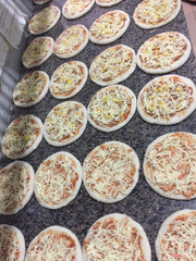 bánh pizza các vị: hải sản, bò, gà, xúc xích ; size nhỏ 60k, size to 90k