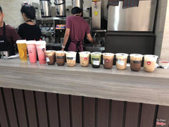 Quán phục vụ rất nhanh! Nhân viên xinh đẹp, luôn niềm nở thân thiện với khách hàng!