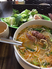 Bún bề bề, rau sống sạch, trà free.