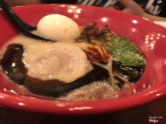 Ko nhớ tên, mà cái sốt đen đen đó là dầu tỏi á. Thơm lắm 