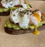Avocado Toast with Poached eggs- Bánh mỳ bơ với trứng chần