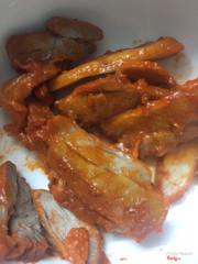 Thịt xá xíu. Mình ăn được vài miếng rồi mới chụp. Thịt xá xíu hơi khác so với những chỗ khác. Nước sốt vị hơi ngọt. Khẩu vị mình thì có lẽ ko hợp lắm. 