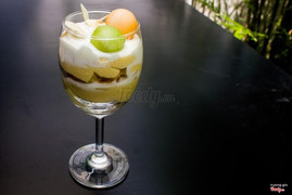 Cocktail khoai lang, kem, trái cây.