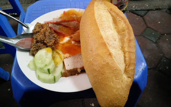 Bánh Mì Pate Sốt Vang