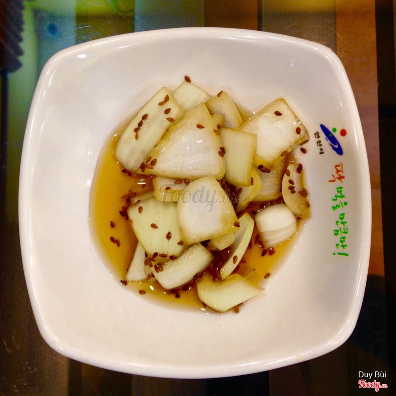 Hành tây trộn dầu mè (free)