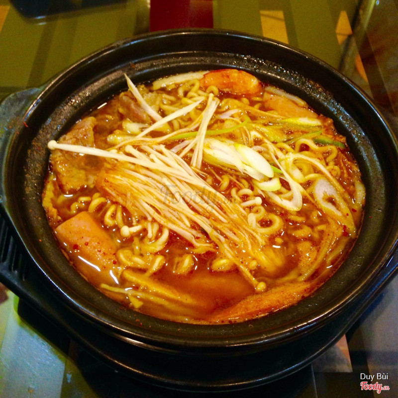 Mì cay Hàn Quốc thập cẩm.