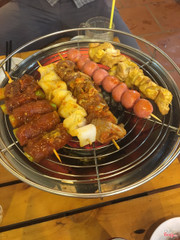 Dự định đi ăn quán buffet 99k những chàng trai đang rần rần mà tới nơi full bàn. Đói quá k đợi được nên ghé quán gần đó vì thấy có xiên que. Vô mới biết quán chuyên những món ăn nhậu, nhưng do thèm đồ nướng nên mình chỉ lấy xiên que và kêu thêm phần mỳ xào singapore. Xiên que đồng giá 26k, xiên to oạch luôn, nhưng theo cảm nhận của mình thì món nào cũng ướp hơi mặn. Mỳ xào 79k ăn ổn. Xem menu thì các món ăn cũng phải chăng. Quán đông, rộng rãi. Đặc biệt món mở đến 3h sáng, tha hồ quẩy :)))