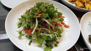 Salad bò Úc với húng bạc hà