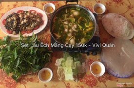 Lẩu ếch măng cay với thịt và da ếch đã đc sơ chế vừa tới ăn kèm rau muống và nước dùng đậm đà hương vị của măng với một chút vị cay sẽ khiến bạn cảm thấy ấm áp hơn trong những ngày gió mùa.