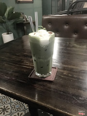 Matcha với kem, có hạt jelly. Rất lạ và ngon. Ngắm cảnh từ tầng 1 cũng rất relax