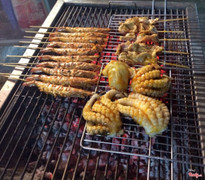 Bạch tuộc tươi rói ú na ú nần, mề gà sần sật, tôm nướng muối ớt cay ngọt vị biển.