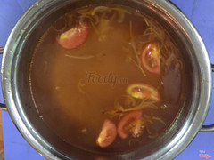 Nước lèo lẩu được hầm xương ngọt thanh.