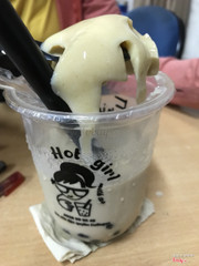 lần đầu tiên cũng như là lần cuối cùng uống ở đây. Oder 3 ly sữa tươi trân châu đường đen kem trứng mà nhìn như puding hơn là kem trứng. Một ly như vậy nếu chưa giảm giá là 52k một ly, thì thật sự uống ko đáng đồng tiền, quá tệ . Ly để tan hết cả đá rồi mà vẫn còn ngọt, còn trân châu thì nấu quá mềm. Thật sự quá thất vọng 