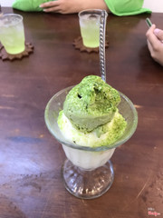 Còn món này mới đau nó là món Kem đá tuyết Matcha ăn vào k thấy mát thấy CHA mà chỉ toàn là đường, sữa, Matcha có chút tí vậy đó. Ăn dở tệ khuyên các bạn k nên ăn món này.