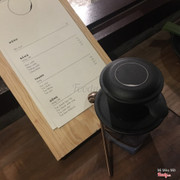 Menu bên cạnh, cafe sữa bạn mình uống