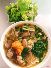 Tô đặc biệt 30k , cá nhân mình hnay đến ăn thử thì cảm thấy ko có nét riêng của bún bò huế cho lắm vì mình từng ăn quán bún bò huế gần bệnh viện C khá là ngon nên thấy bún ở đây bình thường 