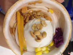 Hôm bữa đi ngang thấy, hôm nay ghé vào ăn thử, quán đông khách quá, ngồi sát sát k hà, muốn ngồi lâu cũng k đc đâu nhé vì đông quá nên cũng ăn từ từ rồi đứng lên cho mau. Quán gửi xe miễn phí, kem ăn vừa vì mình k thích kem ngọt, thích nhất ăn dừa non đc nạo quanh trái dừa, nước dừa tạm. Giá 30k/p tạm chấp nhận đc. 