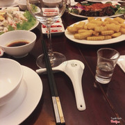 Gia Viên restaurant - là một điểm đến phù hợp với những dịp đặc biệt và tiếp khách quan trọng . Với mình Gia Viên đc cảm nhận là : ngon- đẹp - đắt ! Cơ mà đắt mà sắt ra miếng á :)) Miếng ở đây cả về độ chất lượng của thức ăn và cung cách phục vụ . Có lần ăn mình làm vỡ đĩa ma nhà hàng ko hề tính thêm tiền đền bù. Do đó mà họ xứng đáng đc nhận típ vì good service . Cảm nhận là ăn ở Gia Viên ngon hơn Hải Đăng . Do đó với mình Gia Viên is best choice 👍🏻