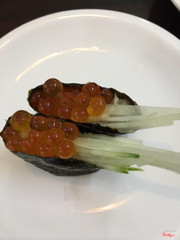 Sushi trứng cá hồi