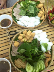 Bún đậu tràng an bên nguyễn duy dương, mình thấy ăn cũng khá ổn giá rẻ, ngon. Nhưng so với bún đậu a chảnh bên DD34 bạch mã, q10 mình vẫn ưng hơn :)))