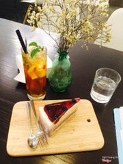 Không gian: yên tĩnh, thoải mái, phù hợp với đi một mình hay học tập, làm việc. Có bàn to cho họp nhóm. Đồ uống và bánh Ok.