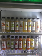 Lần đầu mình đến quán đập vào mắt là cả tủ nước ép này rồi. Thích mê