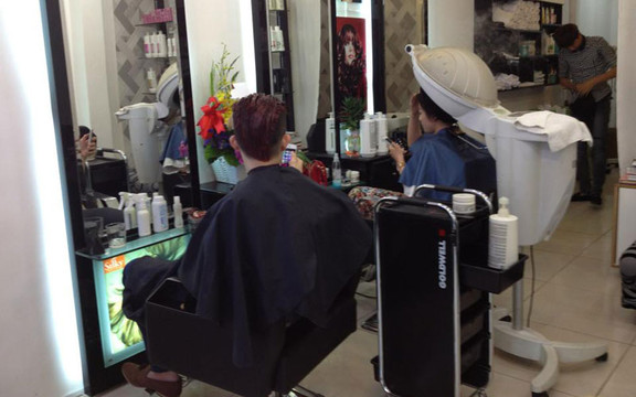 Hung Louis Salon