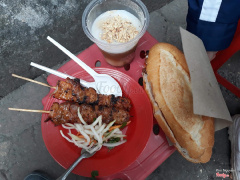 Hôm đó thèm ăn bánh trôi tàu quá thế là con bạn tạt vào đây mua bánh cho mình ăn😂. Vì khá gấp nên mình chưa được vào trong quán ngồi. Nhưng phải nói một điều là bánh ngon không có chỗ chê luôn. Vì được mua cho nên giá cả mình không chắc lắm. Nghe đâu là 20k gì đó. Tuyệt vời👍. Lần đầu tiên yêu con bạn vì nó mua cho món quá ngon. Hãy đến quán thử một lần xem. Chắc hôm sau monhf phải vào quán ăn để cảm nhận không gian mới được