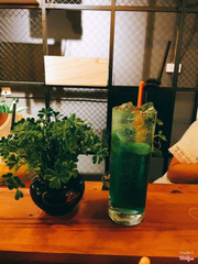 Lầ đầu tiên đến quán ấn tượng đầu tiên là quán có view khá đẹp nhân viên nhiệt tình nhanh nhẹn . Giá cả đồ uống khá hợp lý đối với sinh viên dao động từ khoảng 20k-40k tuỳ loại riêng về matcha điểm cộng cho quán là kem k bị ngấy cũng k quá ngọt ,bánh tiramisu cũng khá ổn 👍. Điểm trừ là không gian quán hơi hẹp chỉ học nhóm nhỏ khoảng 2-3 người. Nhìn chung đây là địa điểm lý tưởng cho việc học tập cũng như gặp gỡ bạn bè❤️