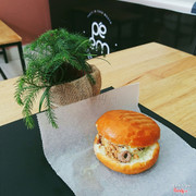 Bánh donut kẹp kem