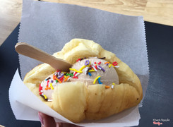 Kem với bánh kẹp sừng bò