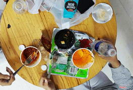 có lò vi sóng và bình nước nóng tự phục vụ luôn nè