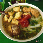 Cơn sốt bún riêu trứng vịt lộn bạch mai ăn đêm một thời 🍜 nhiều người kb vẫn ăn ở đoạn ngõ 295 , 297 bạch mai nhưng đó k phải hàng cô Hoa béo , cô chuyển vào trong ngõ Mai Hương cũ r ạ ( đoạn giữa giữa ngõ ) 😁 bún ở đây ngon , nước trong và chua chua rất dễ ăn , có thể gọi thêm đậu , chả cá , trứng vịt lộn ,... ( chả cá ở đây miếng bé xíu , vừa ăn , ngon lắm hêh ) . Chỉ mở từ 6h tối đến 3h đêm