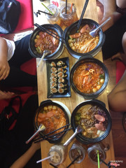 Mì ở đây nhiều ăn 1 bát là no căng luôn. Nhân viên phục vụ nhiệt tình kimbap trà đào đều ok hết luôn 💪🏻 Giá cả quá ổn mọi người nên thử nhé không phí tiền đâu ai ăn được cay giỏi có thể gọi hẳn cấp 7 )))) 💓