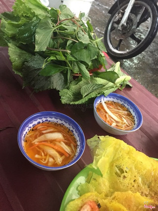 Bánh xèo rau sống