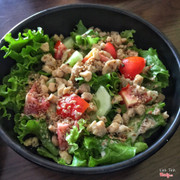 Salad gà sốt mè rang