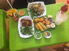 Di voi hai nguoi ban lai quan sushi vien o quan 5 duong nguyen trai phuong 11 doi vien nguyen an quan kha thoan mat va dep o quan 5 ma gia re beo oc chi co 30k bach tuot nuong chi co 35k thoi sushi 